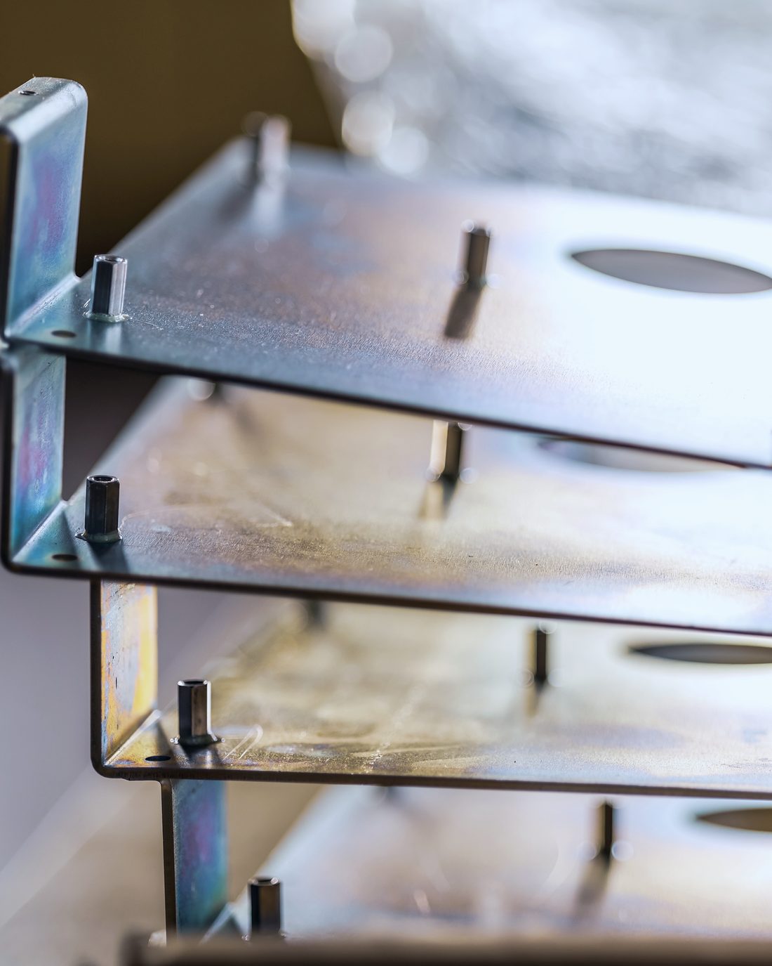 Stacked zinc-plated sheet-metal parts with an iridescent finish
